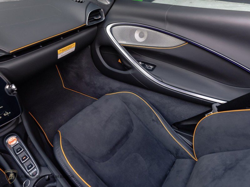 Used 2025 McLaren Artura Spider RWD image 16