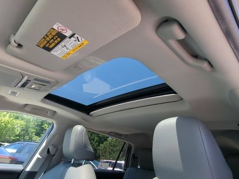 Used 2021 Toyota Highlander XLE FWD image 10