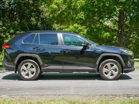 Used 2021 Toyota RAV4 XLE Premium AWD/4WD image 4