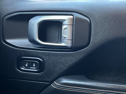 Used 2025 Jeep Wrangler Unlimited Sahara AWD/4WD image 20