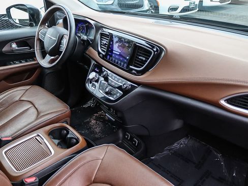 Used 2017 Chrysler Pacifica Limited FWD image 16