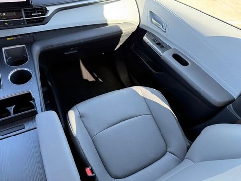 Used 2025 Toyota Sienna XLE image 28