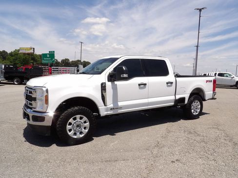 Used 2024 Ford F250 XLT w/ FX4 Off-Road Package AWD/4WD image 3