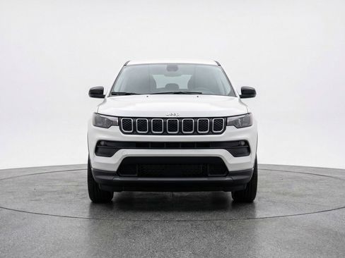 Used 2025 Jeep Compass Latitude AWD/4WD image 2