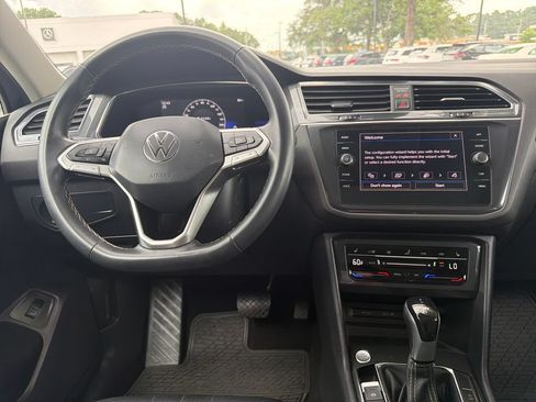 Used 2022 Volkswagen Tiguan SE w/ Panoramic Sunroof Package FWD image 14