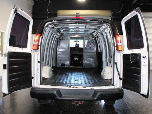 Used 2017 Chevrolet Express 2500 Extended RWD image 24