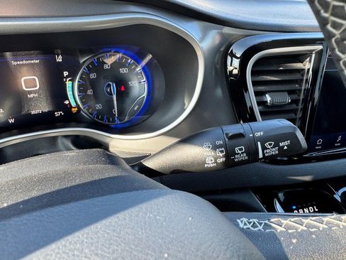 Used 2025 Chrysler Pacifica Select image 21