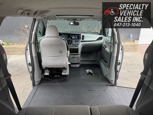 Used 2017 Toyota Sienna XLE image 22
