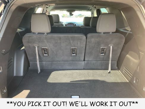 Used 2023 Chevrolet Traverse LT FWD image 9