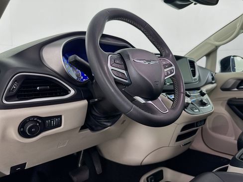 Used 2023 Chrysler Pacifica Touring-L image 22