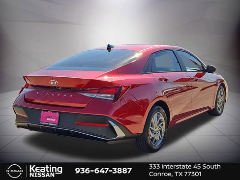 Used 2024 Hyundai Elantra SEL image 3