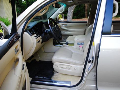 Used 2011 Lexus LX 570 4WD w/ Luxury Pkg image 4