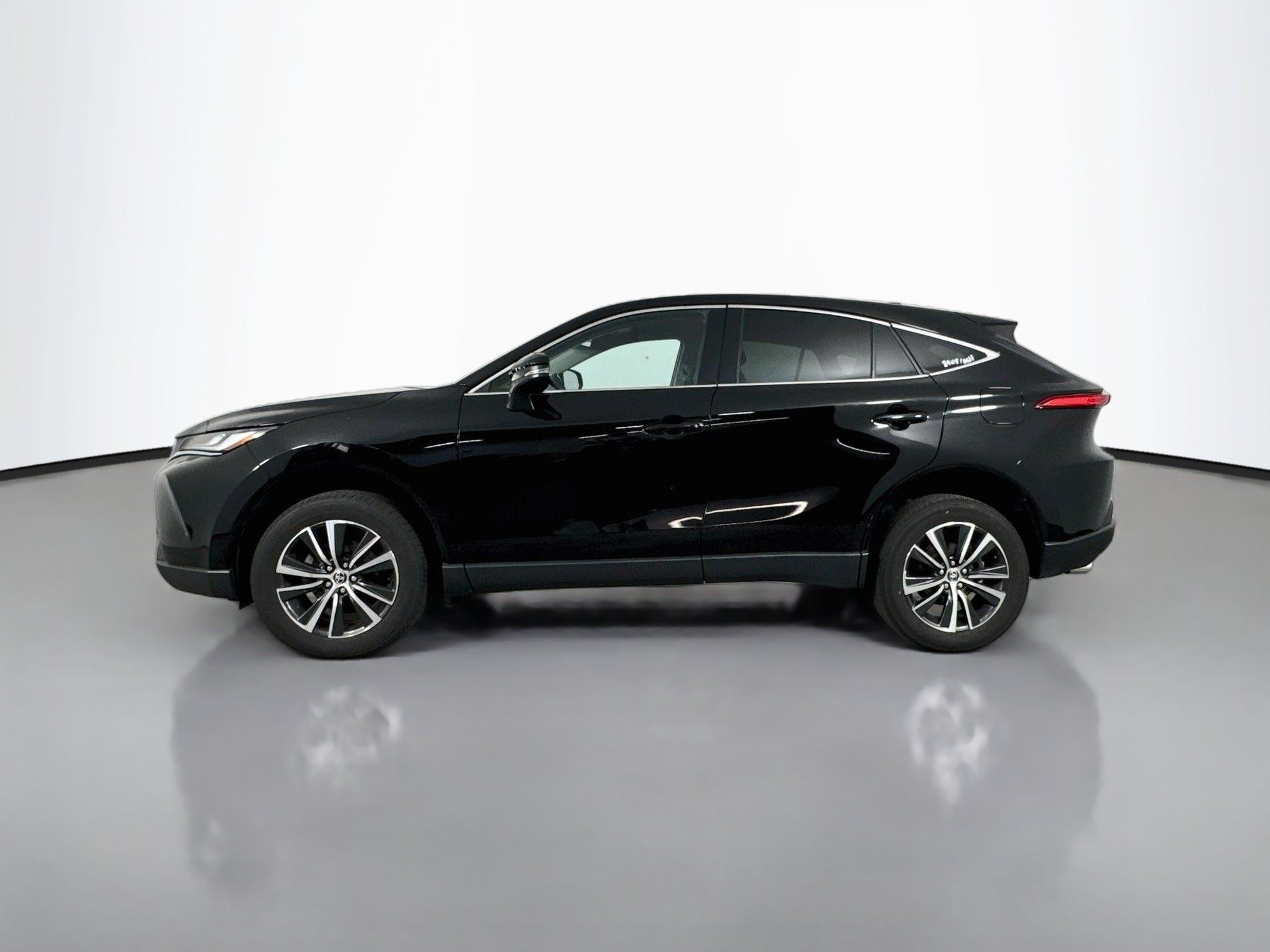 Certified 2024 Toyota Venza LE AWD/4WD image 4