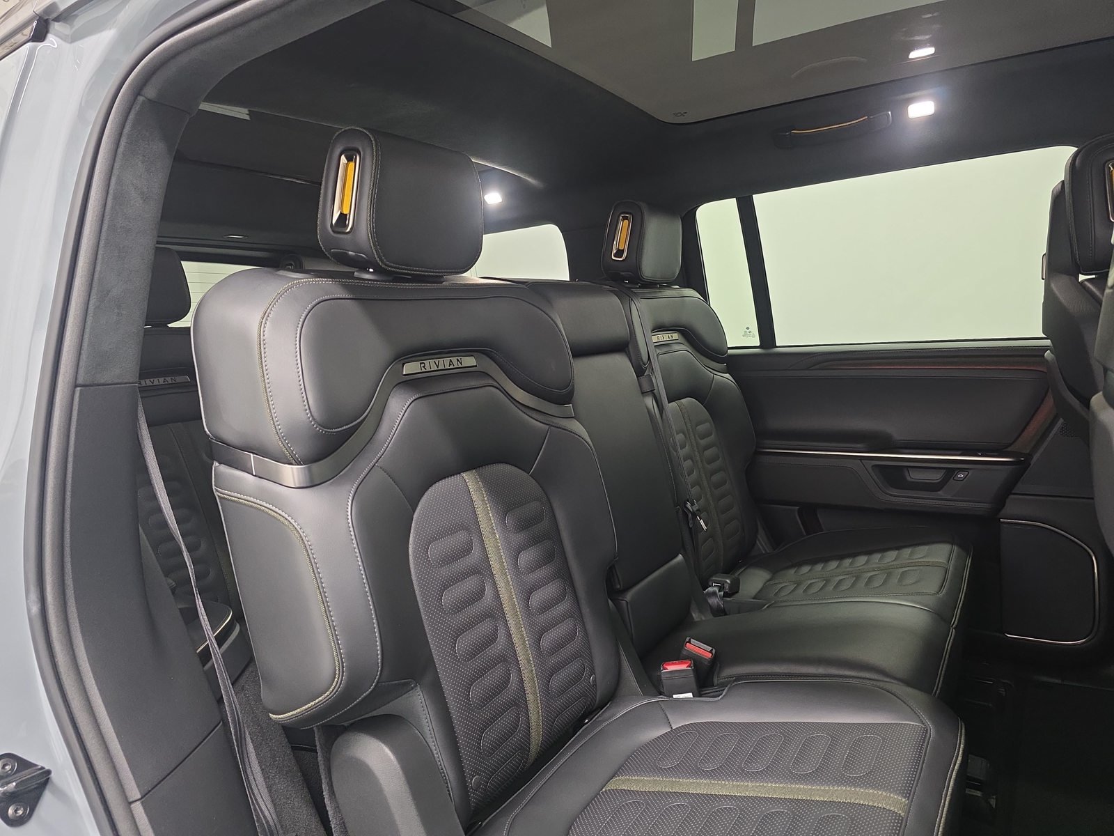 Used 2025 Rivian R1S Adventure Dual AWD/4WD image 23