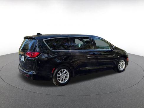 Used 2023 Chrysler Voyager LX image 15