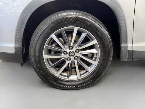 Used 2019 Toyota Highlander XLE FWD image 14
