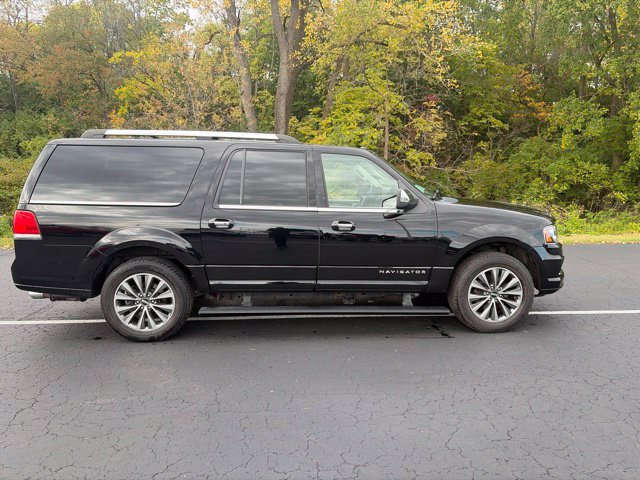 Used 2017 Lincoln Navigator L Select AWD/4WD image 9