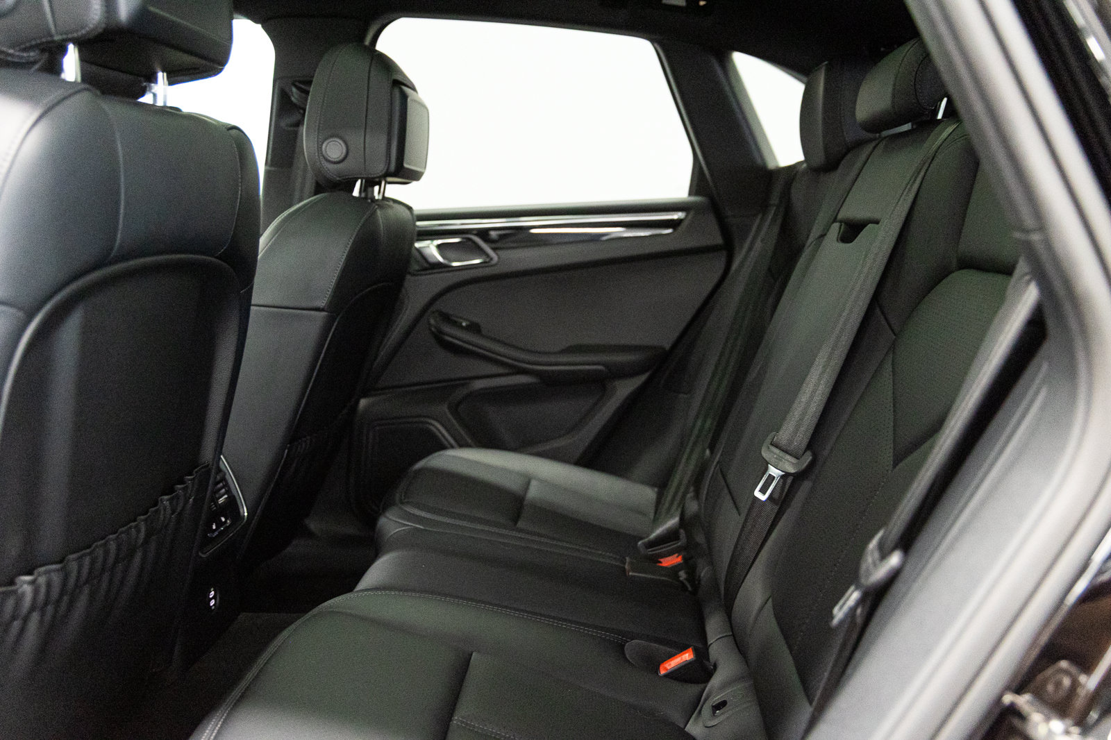 Used 2025 Porsche Macan AWD/4WD image 36