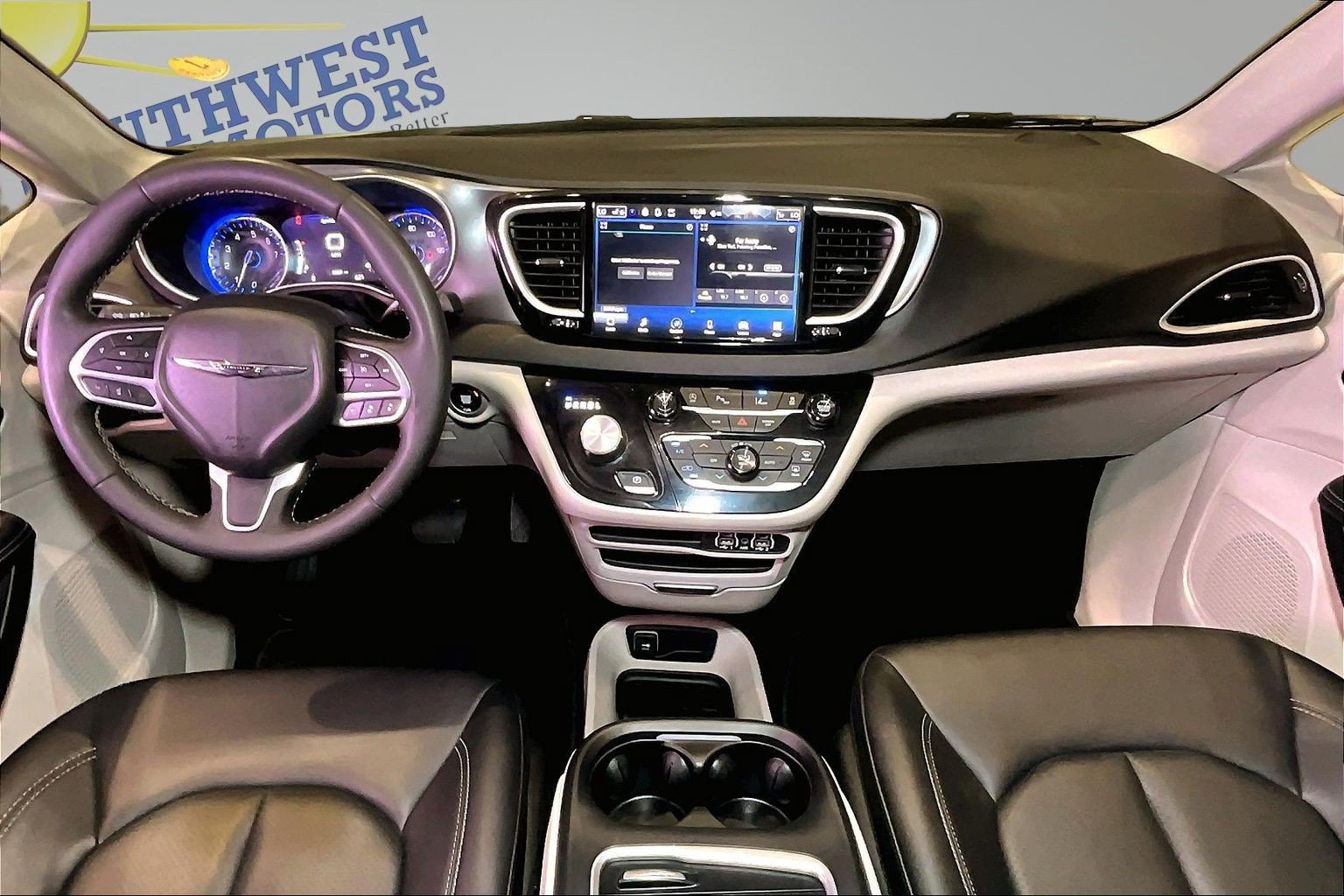Used 2024 Chrysler Pacifica Touring-L FWD image 8