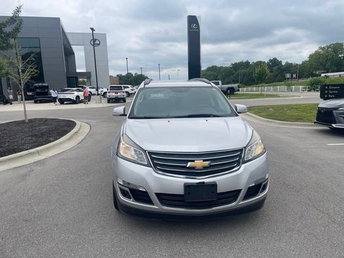 Used 2017 Chevrolet Traverse LT FWD image 2
