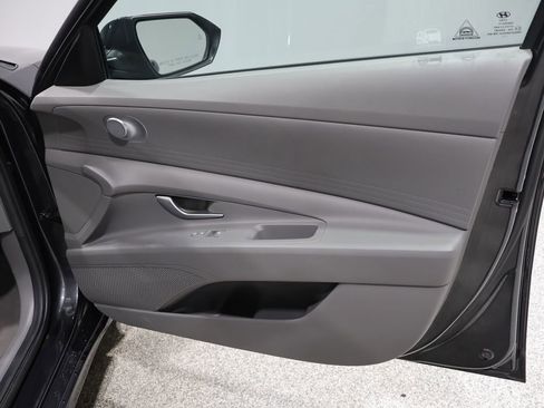 Used 2021 Hyundai Elantra SE image 23