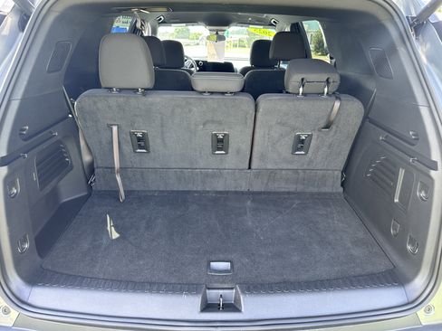 Used 2025 Chevrolet Traverse LT image 11