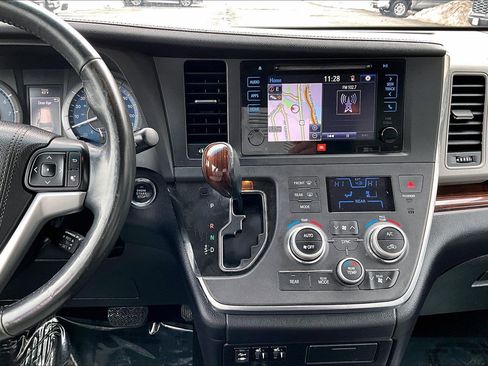 Used 2015 Toyota Sienna Limited Premium image 6