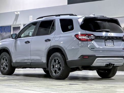 Used 2024 Honda Pilot TrailSport image 3