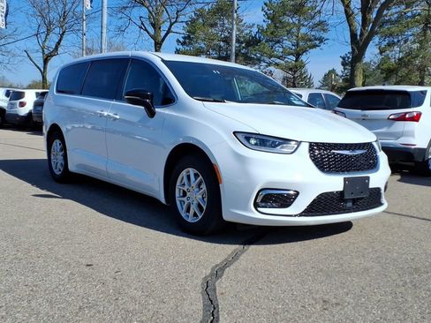 Used 2026 Chrysler Pacifica Select FWD image 3