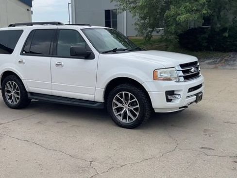Used 2016 Ford Expedition XLT w/ Equipment Group 202A AWD/4WD image 2