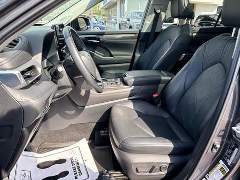 Used 2022 Toyota Highlander Platinum AWD/4WD image 3