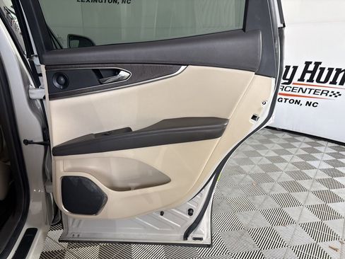 Used 2019 Lincoln Nautilus Reserve image 25