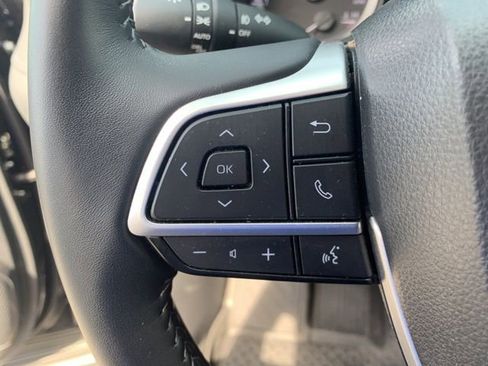 Used 2024 Toyota Highlander LE FWD image 27