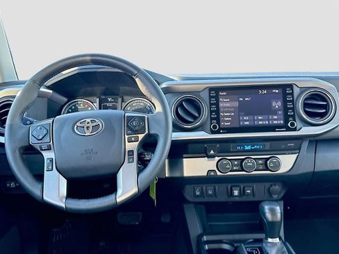 Used 2022 Toyota Tacoma SR5 w/ Technology Package image 23