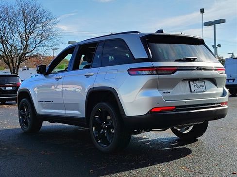 New 2025 Jeep Grand Cherokee Altitude image 8