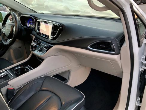 Used 2022 Chrysler Pacifica Limited FWD image 18