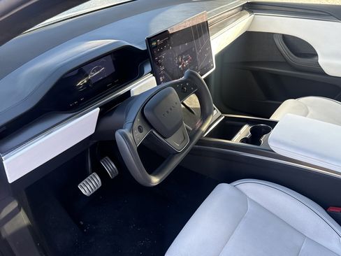 Used 2022 Tesla Model X Plaid image 3