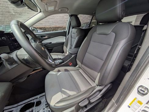 Used 2025 Chevrolet Trax LT w/ LT Convenience Package FWD image 24