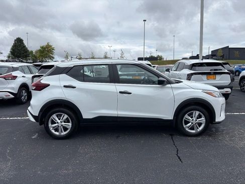 Used 2025 Nissan Kicks Play S image 2