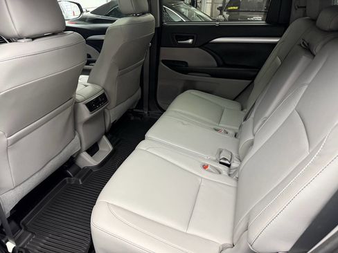 Used 2017 Toyota Highlander XLE image 28