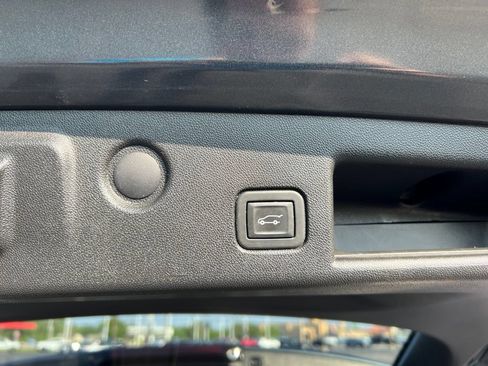 Used 2021 Chevrolet Equinox Premier FWD image 30