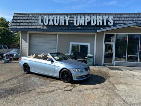Used 2013 BMW 335i Convertible w/ Premium Pkg RWD image 2