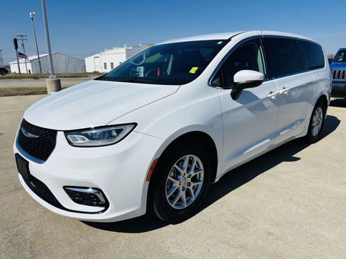 Used 2023 Chrysler Pacifica Touring-L image 35