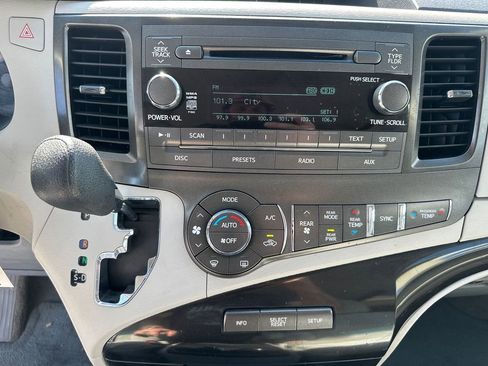 Used 2014 Toyota Sienna LE FWD image 17