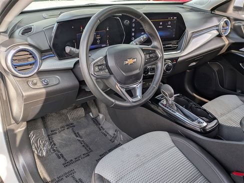 Used 2025 Chevrolet Trax LT w/ LT Convenience Package image 14