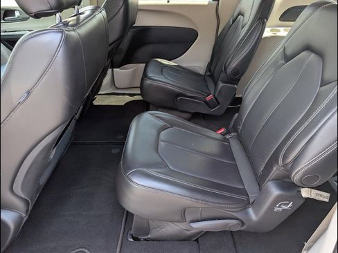 Used 2023 Chrysler Pacifica Touring-L FWD image 8