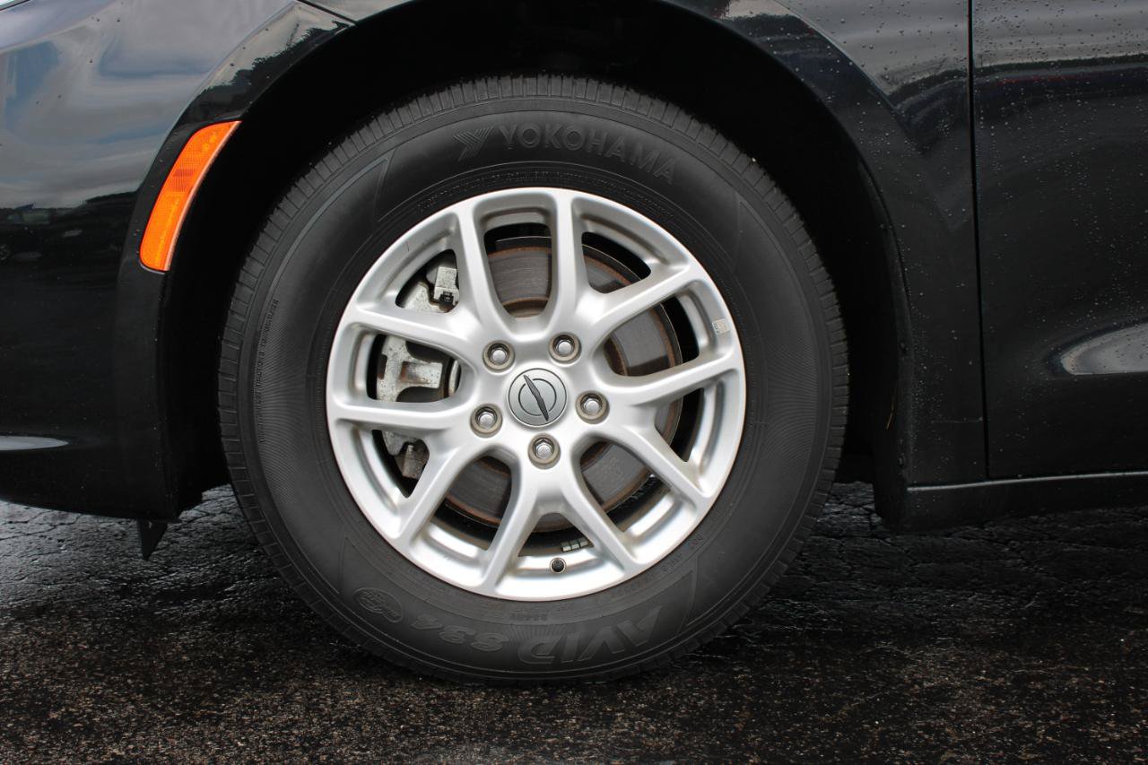 Used 2023 Chrysler Pacifica Touring-L FWD image 50