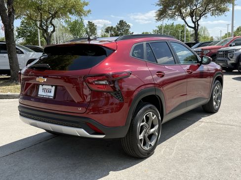 Used 2024 Chevrolet Trax LT w/ LT Convenience Package image 5