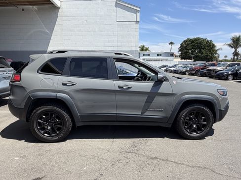 Used 2019 Jeep Cherokee Trailhawk w/ Comfort/Convenience Group AWD/4WD image 2