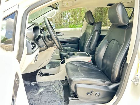Used 2020 Chrysler Pacifica Touring-L Plus FWD image 11